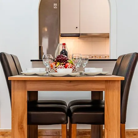 La Plaza Apartment *